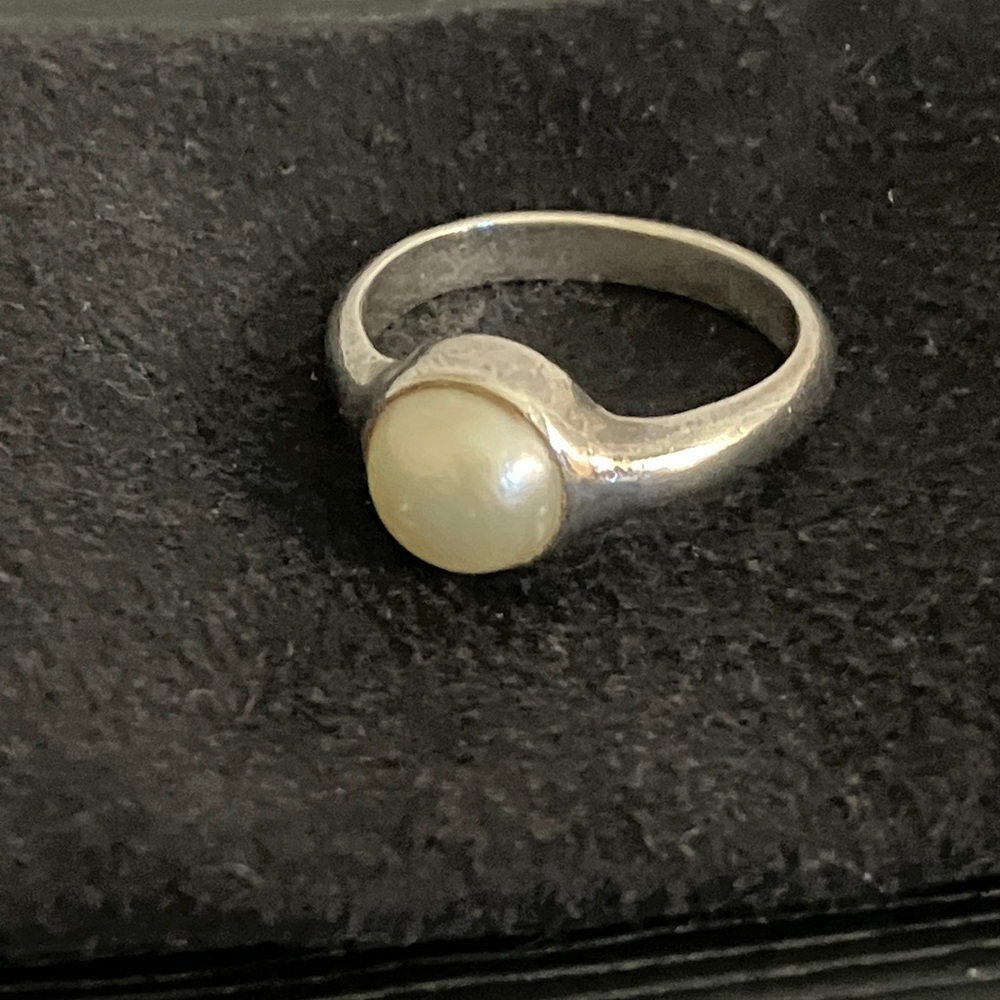 Pearl solitaire ring